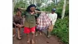 Viral, Seusai Melahirkan, Ibu Muda di Bandung Pulang Ditandu Pakai Sarung dan Bambu