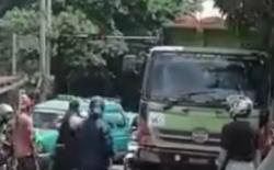 Pria Berbadan Kekar Aniaya Sopir Truk gegara Tak Sabar saat Jalanan Macet