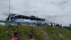 Bus Parwisata Terjun ke Dalam Tebingan 20 Meter di Tol Bocimi, 2 Orang Tewas