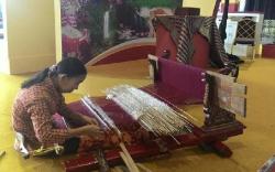 Regenerasi Penenun Songket, Sumsel Gelar Bimtek ke Anak Muda<