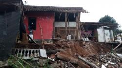 Talud Setinggi 4 Meter Longsor, Bangunan Rumah Warga Semarang Rusak
