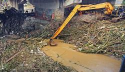 Tumpukan Sampah Penyebab Banjir Serang Tersangkut di Jembatan Sungai Cibanten