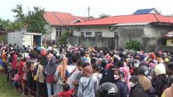 Operasi Pasar Minyak Goreng Murah Ricuh, Emak-Emak Berebut Antrean hingga Histeris<
