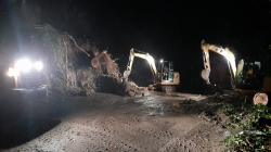 Pengendara Motor Tewas Tertimbun Tanah Longsor di Jalan Yos Sudarso Manado