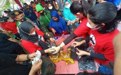 Operasi Pasar Minyak Goreng di KM 12 Palembang Diserbu Emak-Emak<