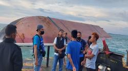 Usai Lakalaut, Tongkang Bermuatan Batu Split Terdampar di Perairan Gusung Toboali