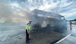 Bus Pariwisata Hangus Terbakar di Tol Pandaan Pasuruan<