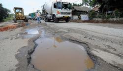 Jalan Nasional Penghubung Jambi-Sumsel Rusak Parah Membahayakan Pengendara<