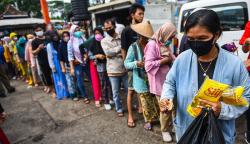 Ratusan Warga Banjarnegara Berdesakan Berebut Minyak Goreng Murah di Pasar