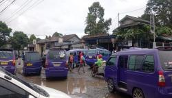 Protes Jalan Rusak, Sopir Angkot 09 Cicurug Sukabumi Blokade Jalan <