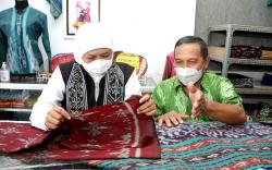 Tenun Ikat dan Songket Parengan Lamongan Tembus Pasar Global, Khofifah: Produk Unggulan Desa