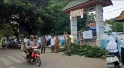 Gegara Berkas Kenaikan Pangkat, Guru Segel Sekolah hingga Bikin Siswa Telantar