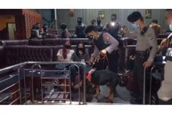  Tempat Hiburan Malam Ini Berusaha Kecoh Petugas dengan Matikan Lampu dan Gembok Pagar