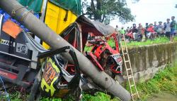 Truk Ringsek Tabrak Tiang Listrik di Jalur Pantura Kudus