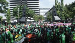 Ratusan Driver Ojol Demo di Kantor Gubernur Jateng, Begini Respons Ganjar 