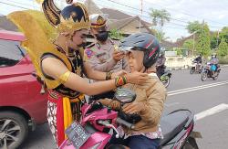Gatotkaca Turun di Jalanan Gunungkidul Bagikan Minyak Goreng dan Helm<