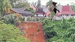 Diguyur Hujan Deras, Pagar Rumah Dinas Bupati Merangin Nyaris Hanyut