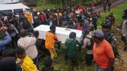 TNI-Polri Kawal Pemakaman Bebi Tabuni, Putra Asli Papua yang Dibunuh KKB