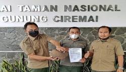  Polhut Gunung Ciremai Terima Trenggiling yang Nyaris Dicuri Orang Tak Dikenal