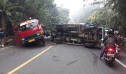  Truk Muatan Pasir Tabrak Dump Truk di Jalan Raya Semarang-Jogja, Arus Lalin Tersendat
