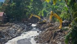 Aliran Sungai Batang Nango Pasaman Barat Tertutup Material Longsor
