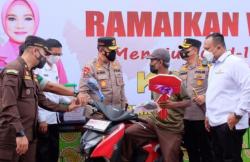 Beri Hadiah Motor ke Lansia Peserta Vaksin, Kapolda Iqbal: Tadi Malam Mimpi Apa Pak?