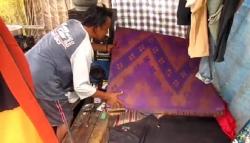 Miris, Pasutri di Bandung Tinggal di Gubuk Berdinding Karung dan Sarung Bolong<