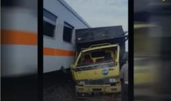 Kereta Api Tabrak Truk di Lamongan, Lokomotif Rusak Masinis Terluka