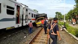 Kereta Api Bertumbukan dengan Truk di Lamongan, Masinis Terluka<
