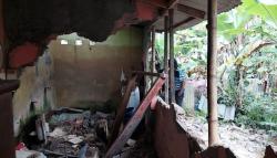 Bocah SMP di Batujajar KBB Pingsan Tertimpa Tembok Rumah yang Ambruk<