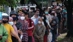 Warga Payakumbuh Rela Antre untuk Dapat Minyak Goreng Curah