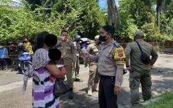 Heboh Emak-Emak Mabuk Lem Gendong Bayi sambil Mengemis