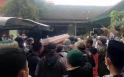  Isak Tangis Keluarga Sambut Kedatangan Jenazah Terduga Teroris di Sukoharjo