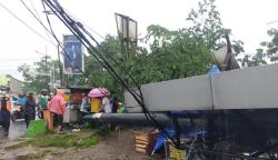 Angin Kencang, Papan Reklame di Sukaraja Bogor Roboh Timpa Tenda PKL