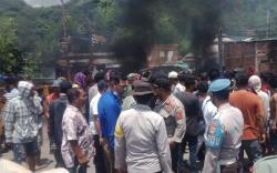 Tak Terima Mobil hingga Barang Dijarah Tetangga Desa, Warga Blokir Jalan<