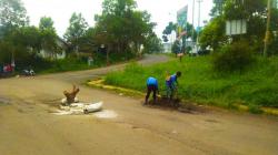 Awas! Sering Terjadi Kecelakaan di Jalan Rusak Dekat Kantor Pemda KBB Ini
