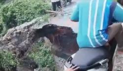 Jembatan Antardesa di Situbondo Ambruk, Warga Terpaksa Memutar Puluhan Kilometer