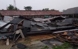 Diguyur Hujan Deras dan Angin Kencang, Sejumlah Kios Pasar Gunung Katun Roboh 