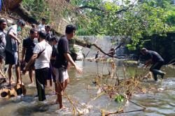 Jaga Kelestarian Lingkungan, Ratusan Relawan Bersihkan Aliran Sungai di Sleman
