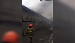  Pabrik Obat di Bandung Terbakar Hebat, Api Diduga Berasal dari Ruang Laboratorium<