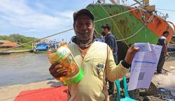 Asyik, Vaksinasi Covid-19 Berhadiah Minyak Goreng di Indramayu