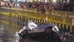 Momen Evakuasi Mobil dari Sungai usai Tabrak Warga di Palembang<
