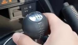 7 Hal yang Tidak Boleh Dilakukan saat Mengemudi Mobil Manual, Nomor 3 Bikin Kopling Cepat Rusak