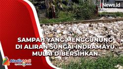 Sampah yang Menggunung di Aliran Sungai Indramayu Mulai Dibersihkan