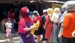  Pelajar dan Anak-anak Serbu Operasi Pasar Minyak Goreng Murah di Tegal<