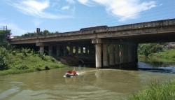 Nekat Lintasi Sungai Berarus Deras, Buruh Pabrik di Karawang Hilang<