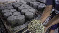 Warga Nagan Raya Sulap Limbah Pembakaran Batubara Jadi Batako