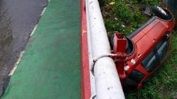 Hilang Kendali karena Jalan Licin, Mobil di Kapuas Tergelincir Masuk Sungai