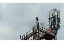  Bikin Geger, Pria Ini Nekat Naik Tiang Pemancar Hendak Bunuh Diri