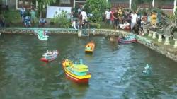 Serunya Pemuda di Batang Bermain Remote Control Miniatur Kapal Nelayan 